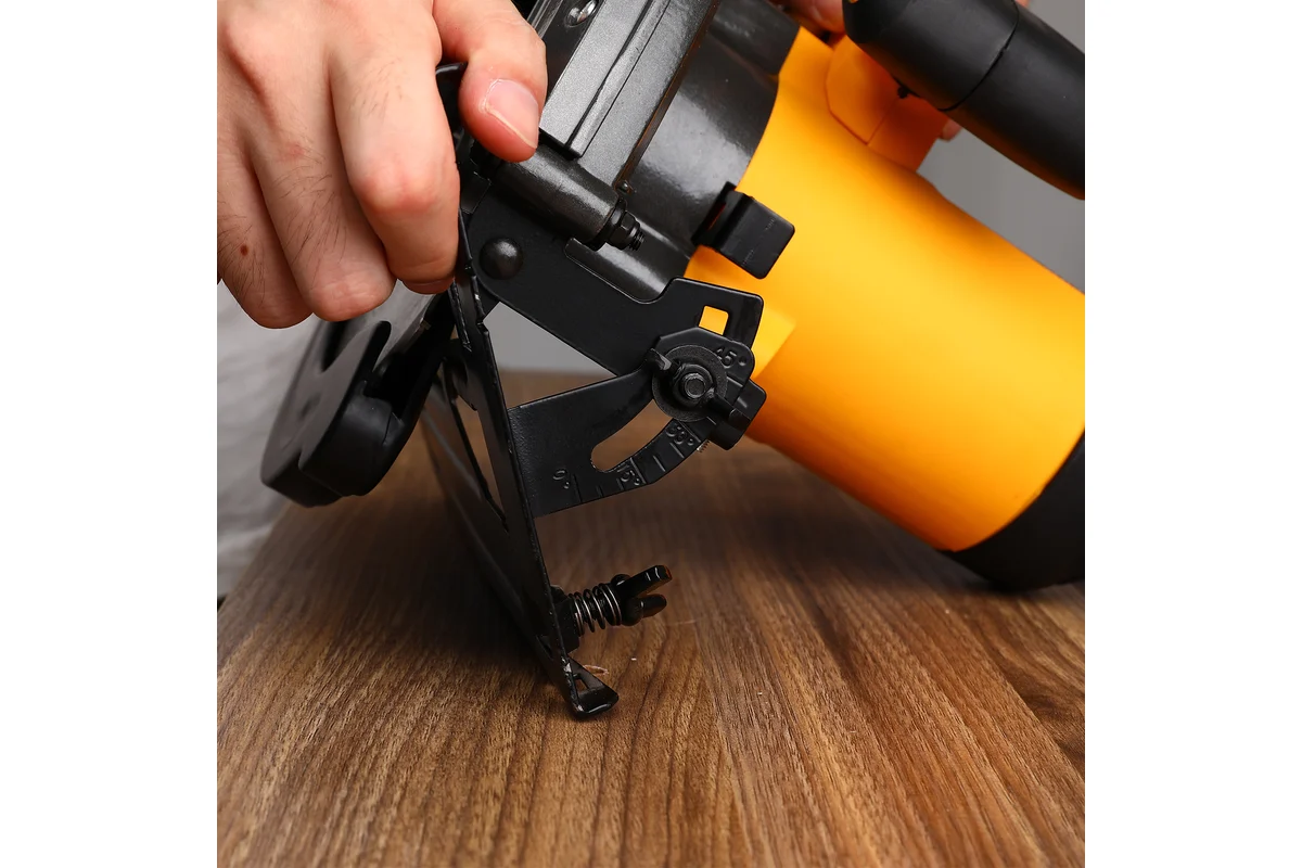 Дисковая (циркулярная) пила DEKO DKCS1800 063-4191