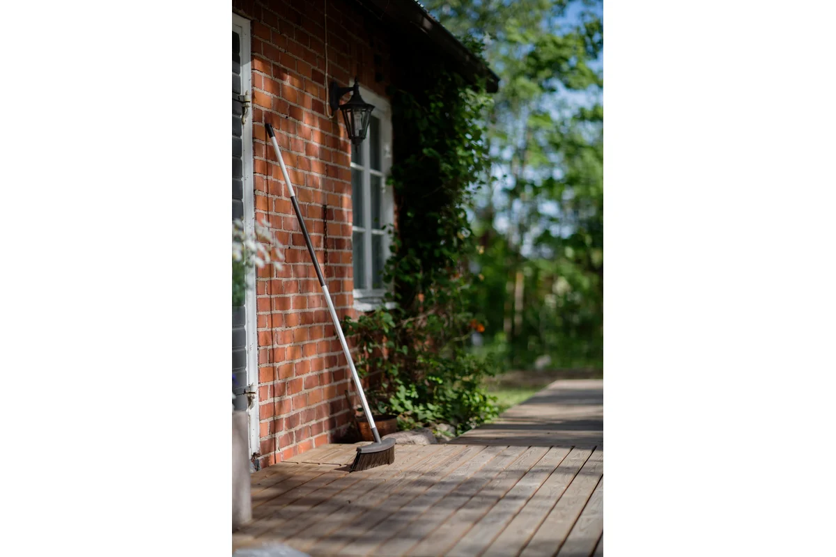 Облегченная садовая метла Fiskars 1025927