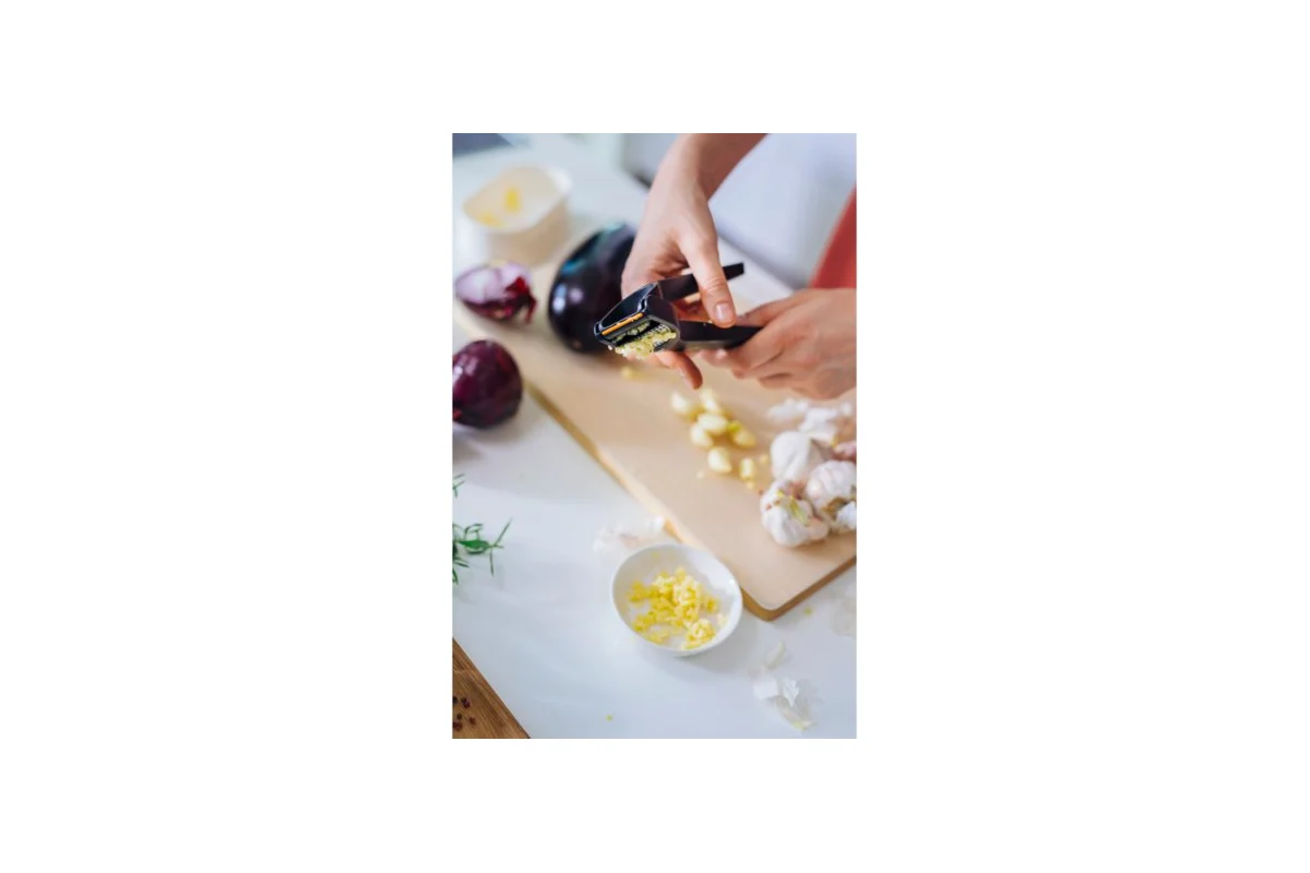 Пресс для чеснока Fiskars 1028361
