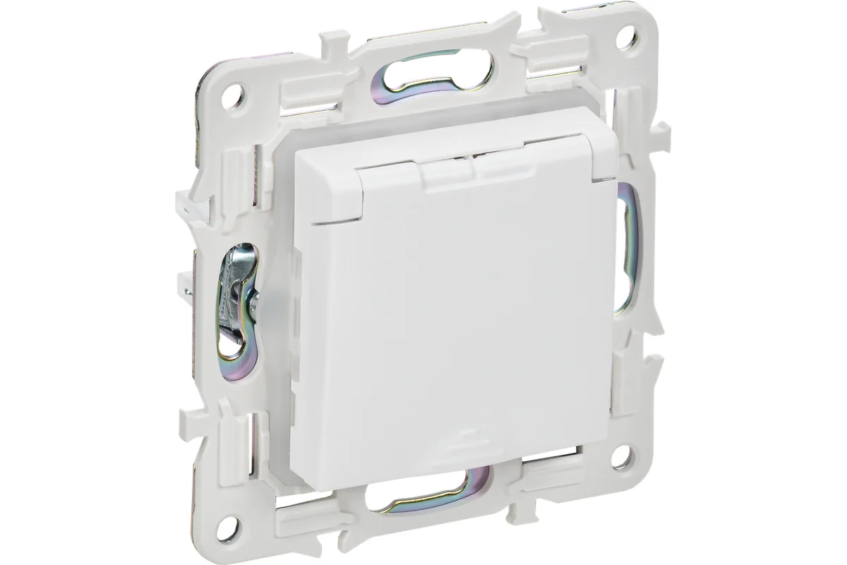 Розетка IEK SKANDY SK-R11W заземляющий контакт, шторки, крышка, 16А, IP44, арктический белый SK-R16-16-44-K01