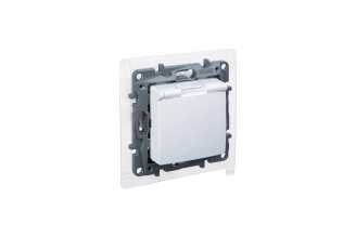 Розетка Legrand Etika 672226 с заземлением, IP44, 16 А, белая